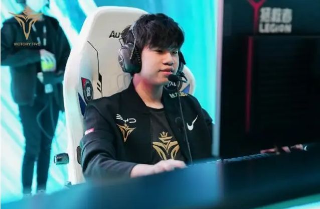 而且与他的 而且与他的